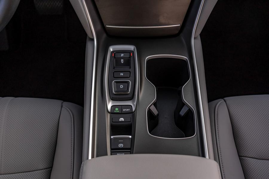 Детали интерьера Honda Accord Touring Hybrid 2017 года  (NA) (фото 166 из 170)